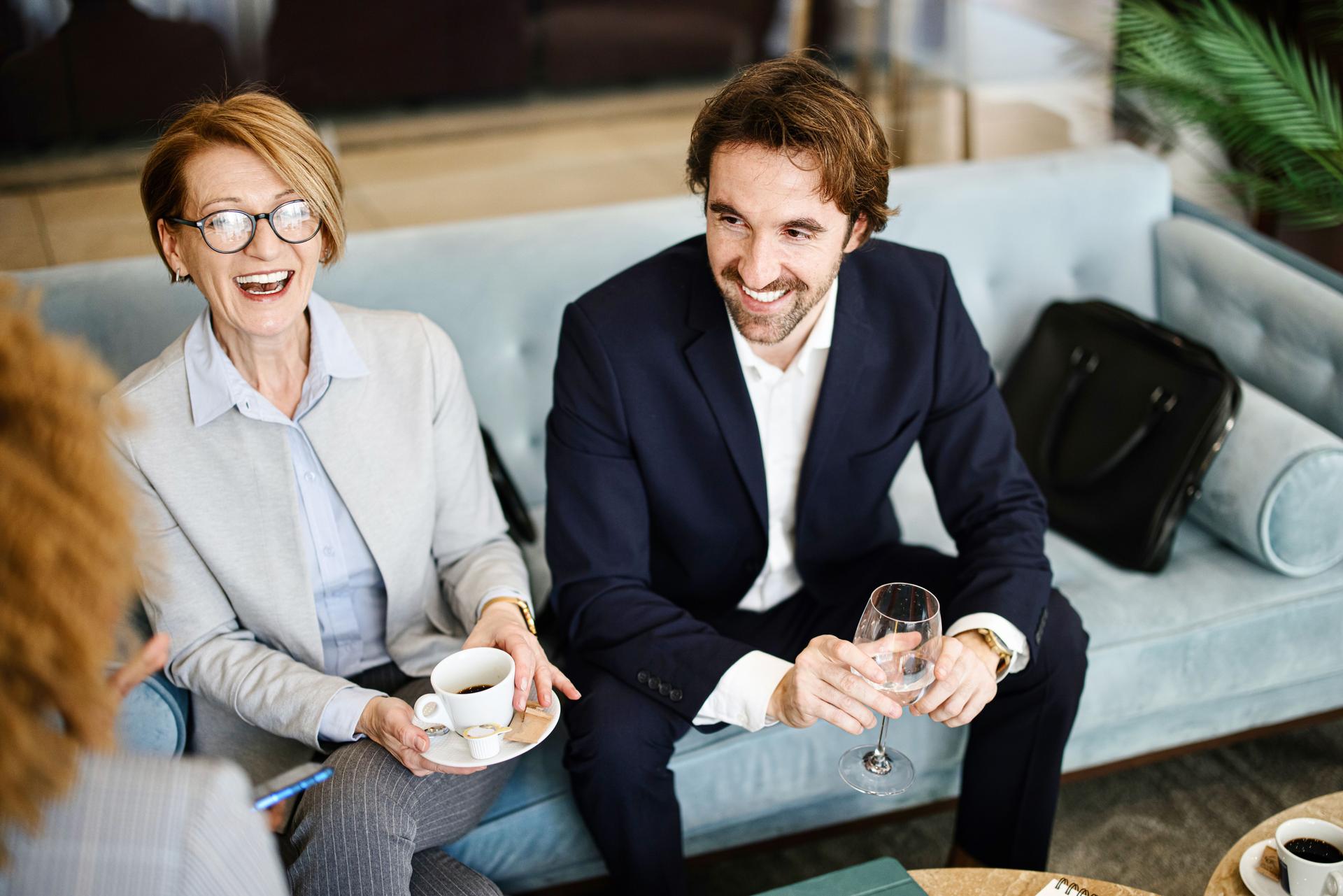 Les gens d’affaires se réunissent dans le bar-salon de l’hôtel